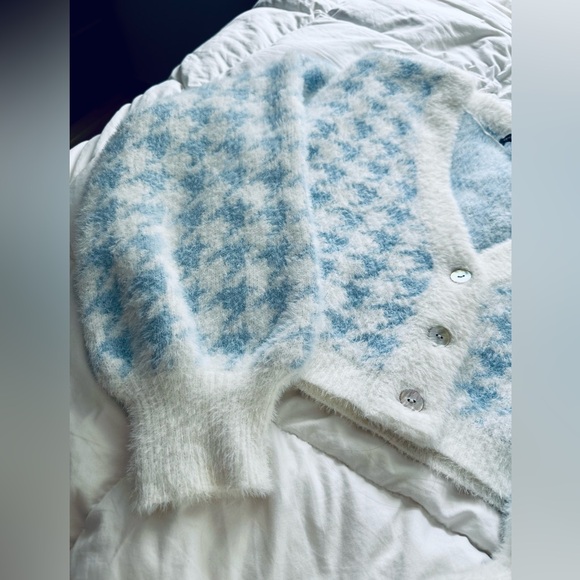 NWOT Kendall and Kylie Fuzzy Houndstooth Sweater Size S - Picture 2 of 4